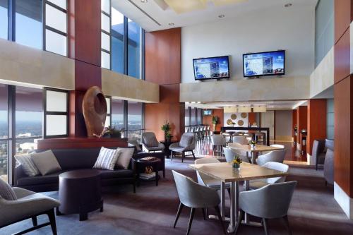 Suite ejecutivacon acceso al salón Concierge - 1 cama extragrande, sofá cama del hotel Atlanta Marriott Marquis. Foto 7