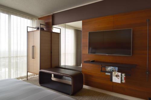 Habitación adaptada para personas con movilidad reducida/discapacidad auditiva con ducha accesible en silla de ruedas - Cama extragrande del hotel Atlanta Marriott Marquis. Foto 2