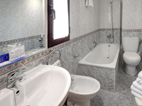 Habitación Triple Clásica del hotel VILA REAL MARINA AZUL. Foto 6