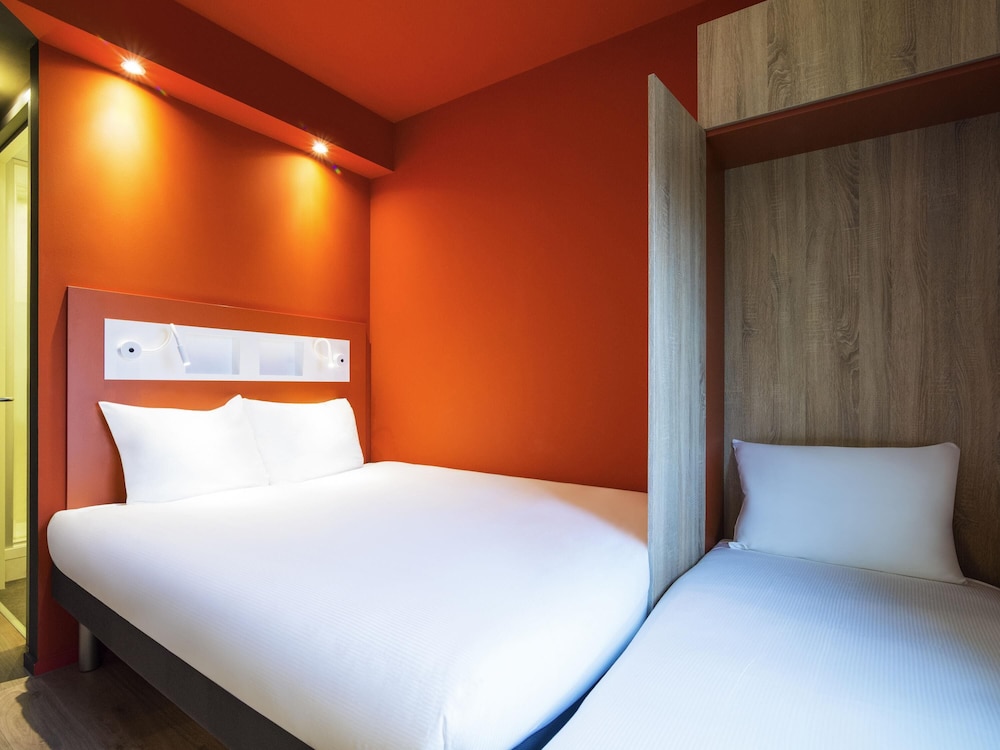 Habitación con 1 cama doble y 1 cama individual para un máximo de 3 personas del hotel Ibis Budget Stein Maastricht. Foto 1