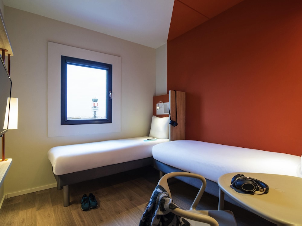 Habitación con 2 camas individuales del hotel Ibis Budget Stein Maastricht. Foto 4