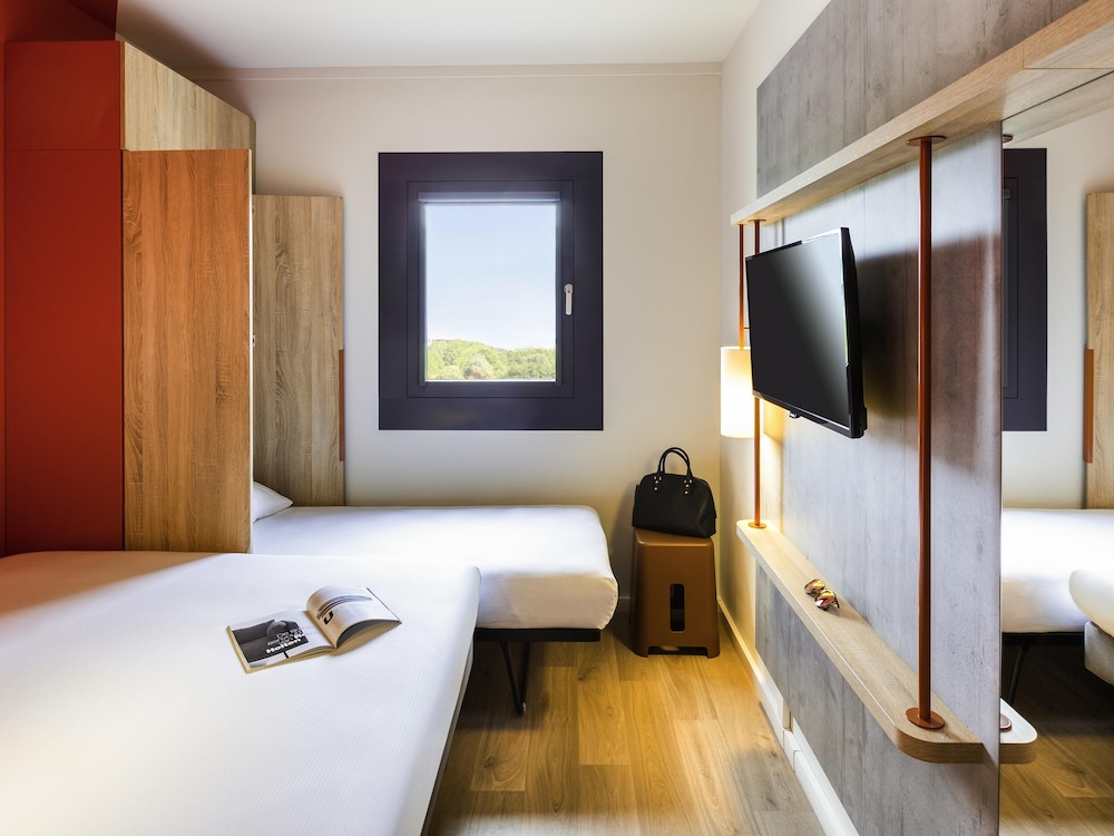 Habitación con 1 cama doble y 1 cama individual para un máximo de 3 personas del hotel Ibis Budget Stein Maastricht