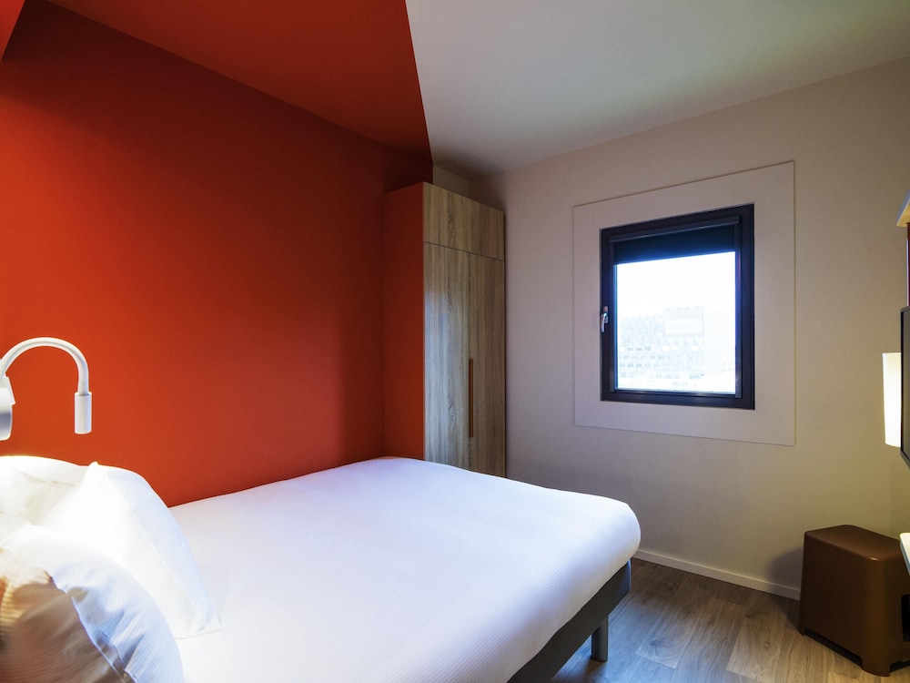 Habitación con 1 cama doble y 1 cama individual para un máximo de 3 personas del hotel Ibis Budget Stein Maastricht. Foto 1