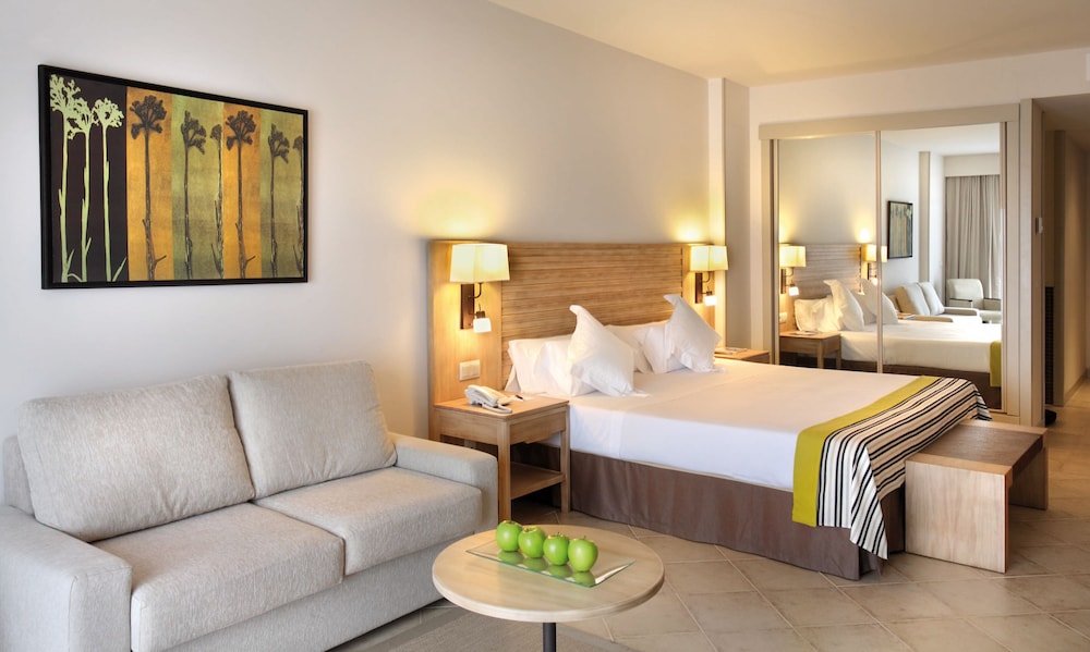 Habitación familiar (Interconnecting Room with lounge) del hotel Barceló Punta Umbria Beach Resort. Foto 3