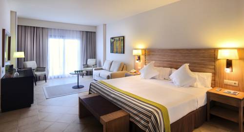 Habitación doble Superior Familiar 2 camas del hotel Barceló Punta Umbria Beach Resort. Foto 3