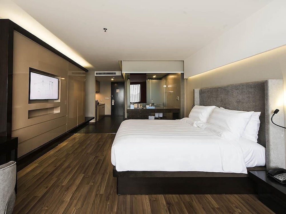 ESTUDIO DE LUJO Cama King del hotel Novotel Suites Hanoi. Foto 3