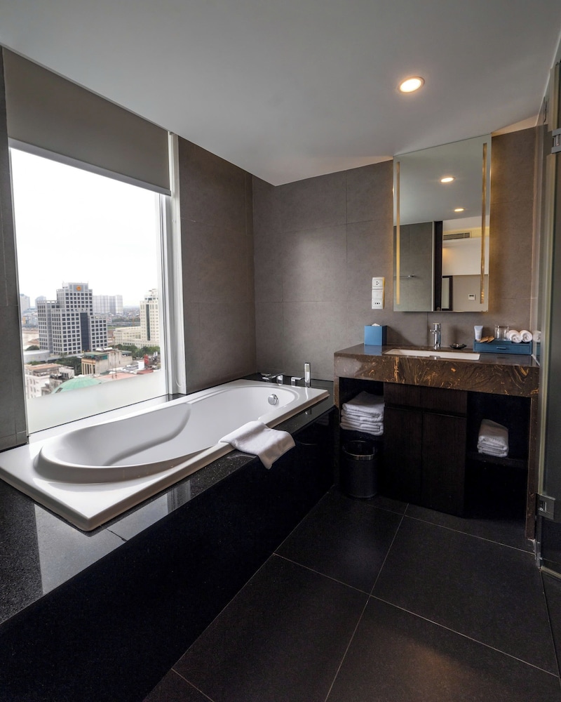 APARTAMENTO EJECUTIVO DE 1 DORMITORIO Cama King del hotel Novotel Suites Hanoi. Foto 5