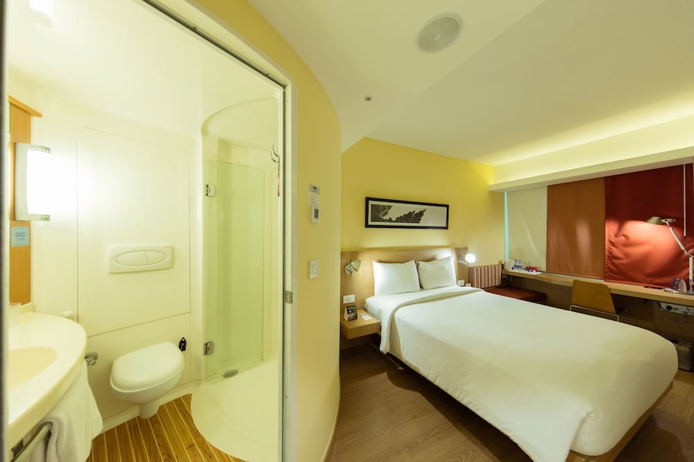 Habitación estándar con dos camas individuales del hotel Ibis Chennai City Centre. Foto 5