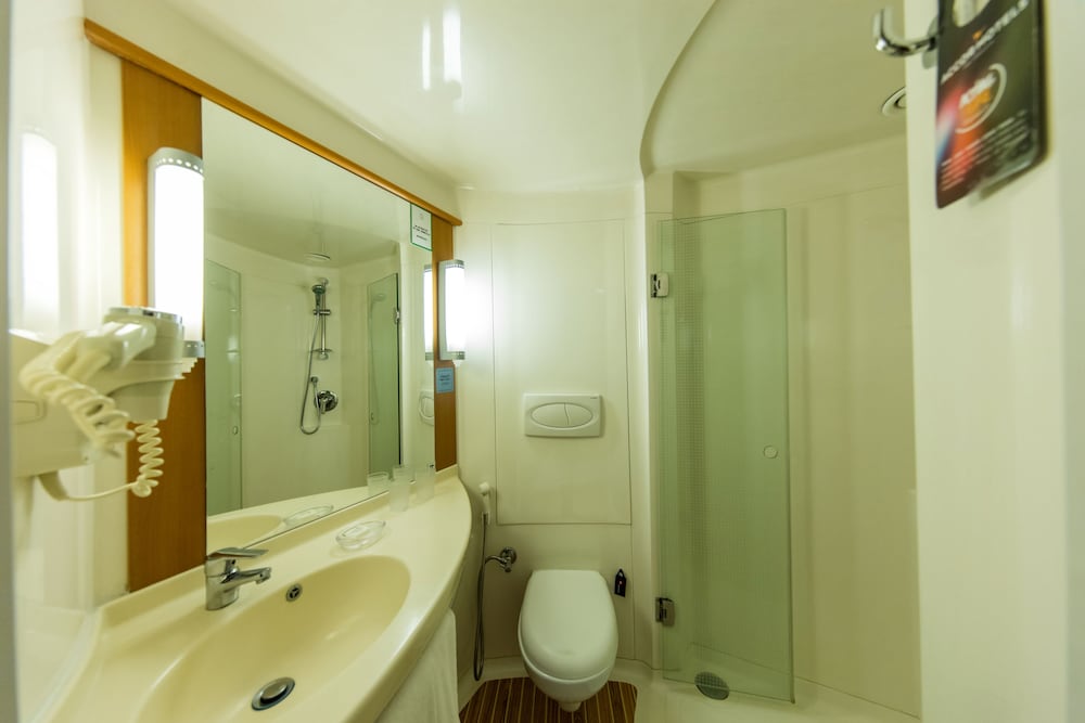 Habitación estándar con dos camas individuales del hotel Ibis Chennai City Centre. Foto 6
