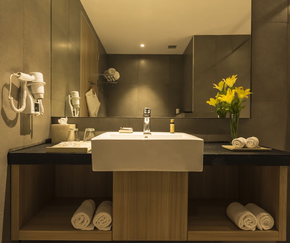 Habitación Deluxe King del hotel Grand Mercure Mysore. Foto 9