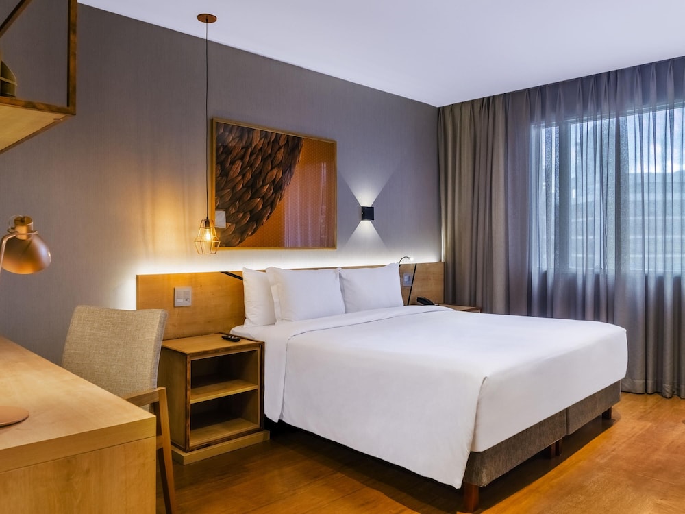 HABITACIÓN SUPERIOR ADAPTADA con 1 cama queen - size y 1 cama individual del hotel Grand Mercure São Paulo Vila Olímpia. Foto 1