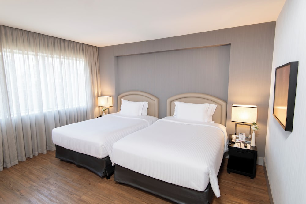 Habitación superior con 2 camas individuales, 2 camas individuales, bañera del hotel Pullman São Paulo Vila Olímpia. Foto 1