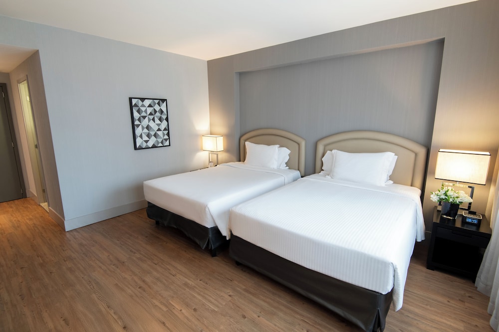 Habitación superior con 2 camas individuales, 2 camas individuales, bañera del hotel Pullman São Paulo Vila Olímpia. Foto 3