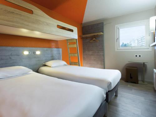Habitación clásica con una cama doble y una litera individual del hotel Ibis Budget Hotel Fresnes