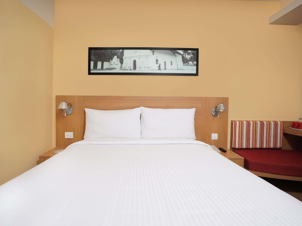 Habitación Deluxe con 1 cama queen del hotel Ibis Kochi City Centre. Foto 1