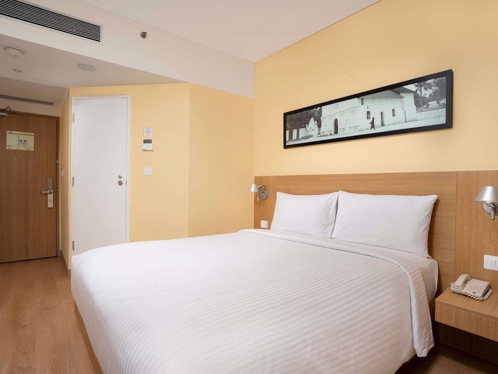 Habitación Deluxe con 1 cama queen del hotel Ibis Kochi City Centre. Foto 2