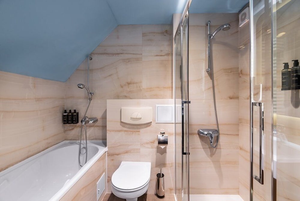 Suite superior (Triple) del hotel Eurostars Sofia City. Foto 18