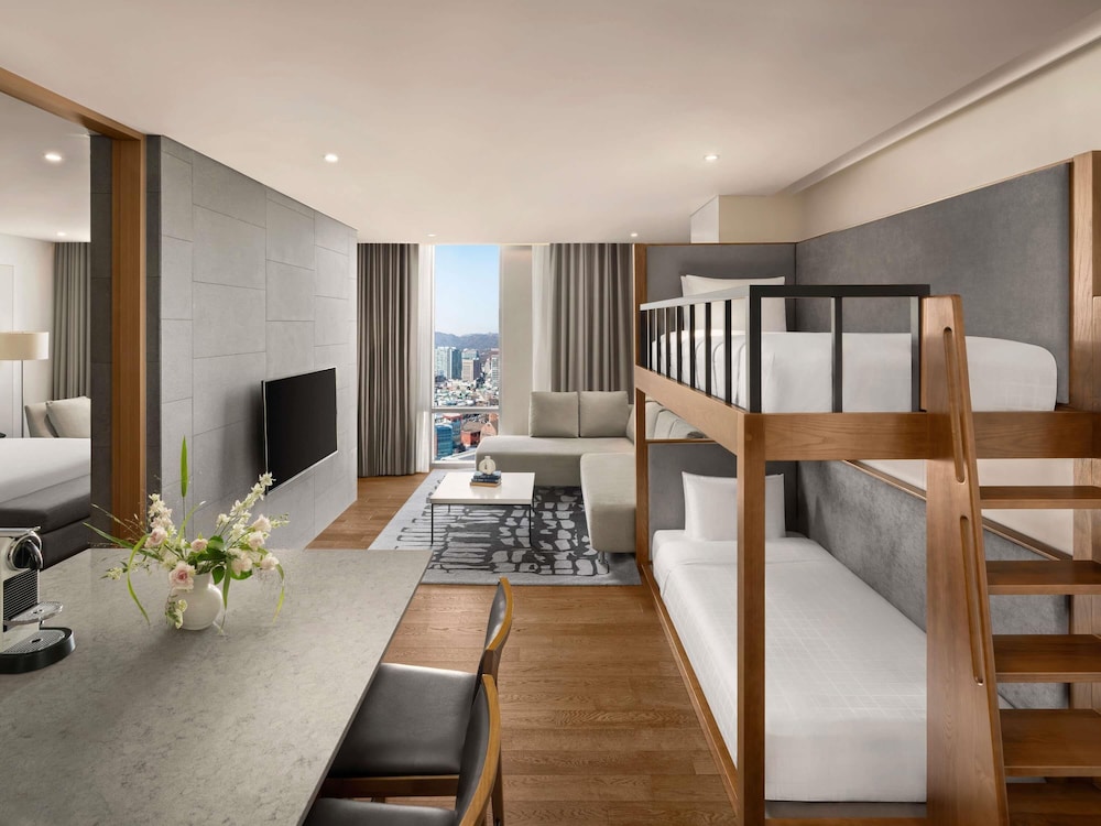 Residencia Premier Familiar 1 Dormitorio - 1 cama doble y 1 cama litera del hotel Novotel Ambassador Seoul Dongdaemun Hotels and Residences