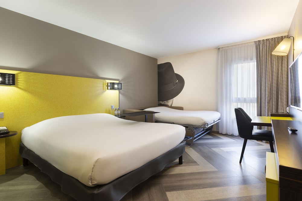 Habitación familiar doble, 1 cama doble con sofá cama del hotel Ibis Styles Nice Centre Port. Foto 4