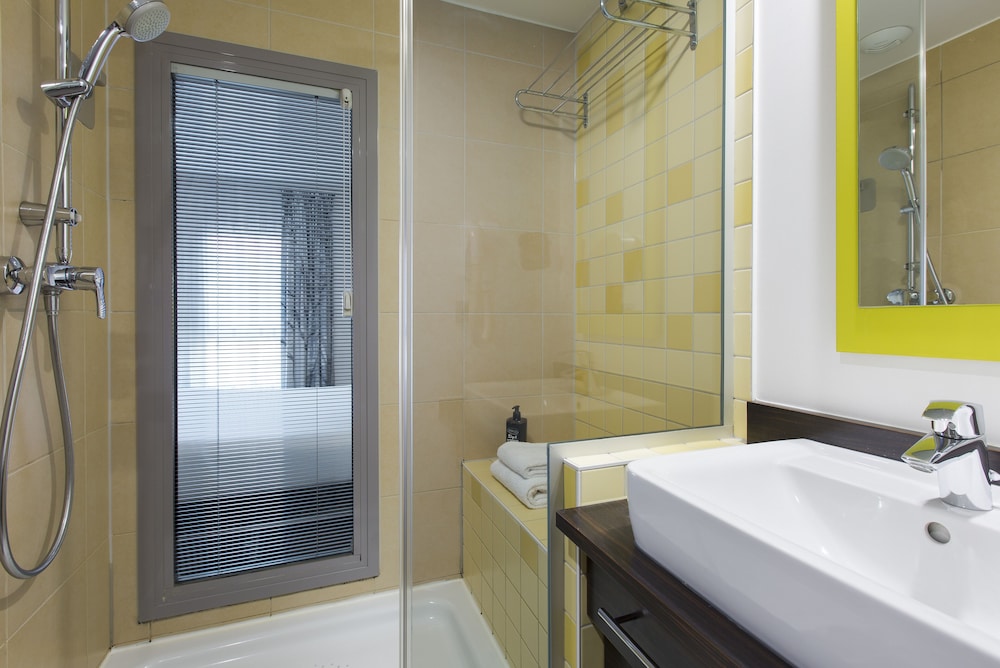 Habitación estándar, 2 camas individuales del hotel Ibis Styles Nice Centre Port. Foto 5
