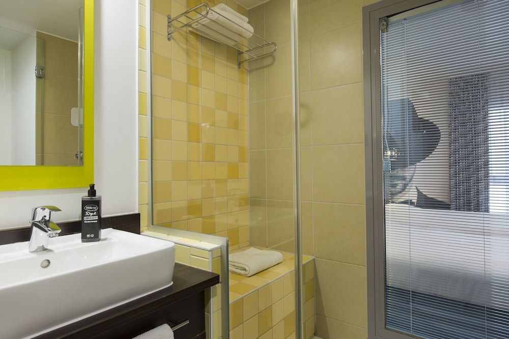Habitación estándar, 2 camas individuales del hotel Ibis Styles Nice Centre Port. Foto 6