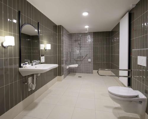 Habitación Deluxe adaptada para personas con movilidad reducida - 1 cama extragrande del hotel Doubletree By Hilton Brussels City