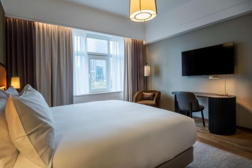 Habitación Deluxe adaptada para personas con movilidad reducida - 1 cama extragrande del hotel Doubletree By Hilton Brussels City. Foto 1