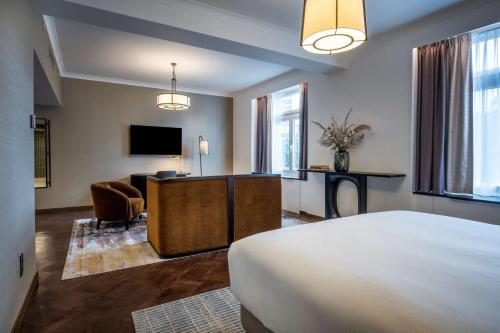 Suite Junior con cama extragrande y vistas del hotel Doubletree By Hilton Brussels City
