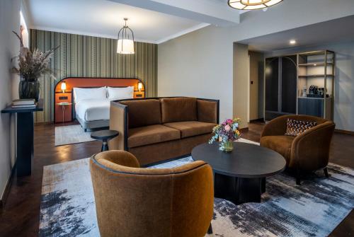 Suite Junior con cama extragrande y vistas del hotel Doubletree By Hilton Brussels City. Foto 5