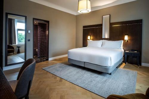 Suite de 1 dormitorio con 1 cama extragrande y vistas del hotel Doubletree By Hilton Brussels City