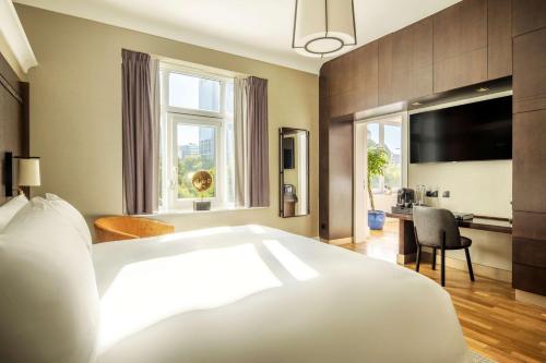 Suite de 1 dormitorio con 1 cama extragrande y vistas del hotel Doubletree By Hilton Brussels City. Foto 4