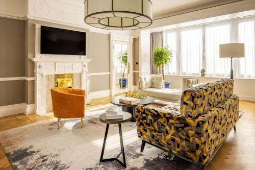 Suite de 1 dormitorio con 1 cama extragrande y vistas del hotel Doubletree By Hilton Brussels City. Foto 5