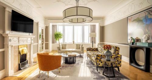 Suite de 1 dormitorio con 1 cama extragrande y vistas del hotel Doubletree By Hilton Brussels City. Foto 6
