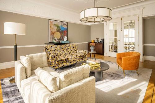 Suite de 1 dormitorio con 1 cama extragrande y vistas del hotel Doubletree By Hilton Brussels City. Foto 8