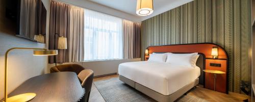 Habitación con cama extragrande - Adaptada para personas de movilidad reducida del hotel Doubletree By Hilton Brussels City. Foto 1