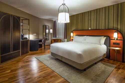 Habitación con cama extragrande - Adaptada para personas de movilidad reducida del hotel Doubletree By Hilton Brussels City. Foto 6