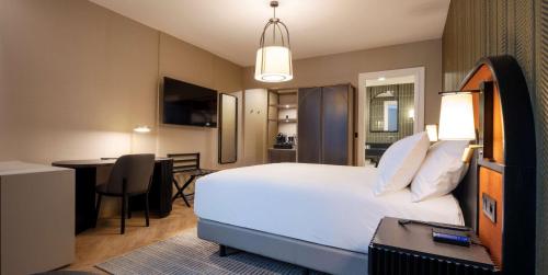 Habitación con cama extragrande y sofá cama del hotel Doubletree By Hilton Brussels City. Foto 1