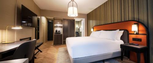 Habitación con cama extragrande y sofá cama del hotel Doubletree By Hilton Brussels City. Foto 2
