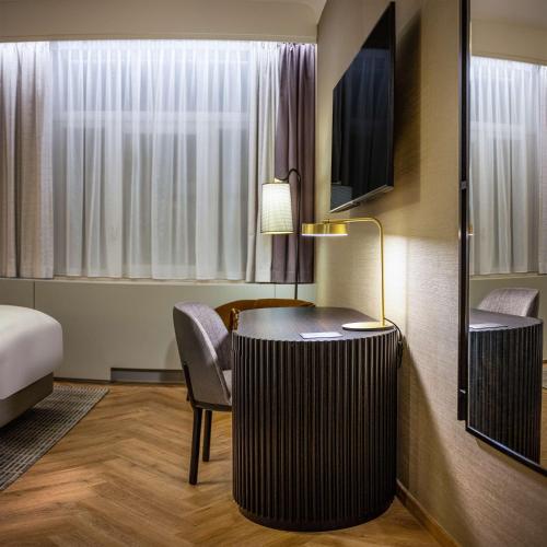 Habitación con cama extragrande y sofá cama del hotel Doubletree By Hilton Brussels City. Foto 4