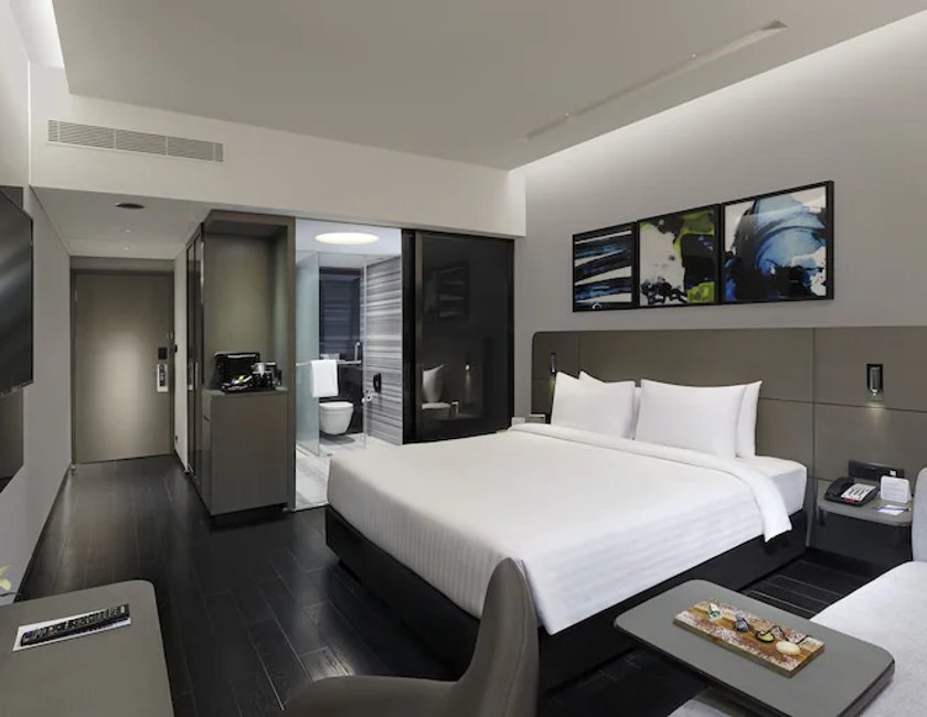 Habitación doble 1 Cama king Vista ciudad Planta Alta Premier Con Vistas Normal del hotel Novotel Chennai Chamiers Road. Foto 1