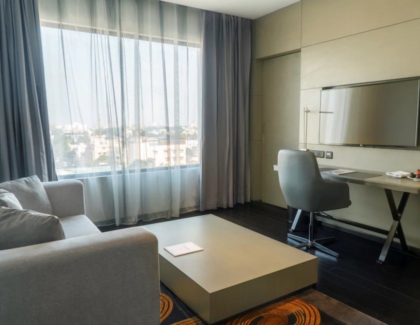 Habitación doble 1 Cama king Vista ciudad Planta Alta Premier Con Vistas del hotel Novotel Chennai Chamiers Road. Foto 7