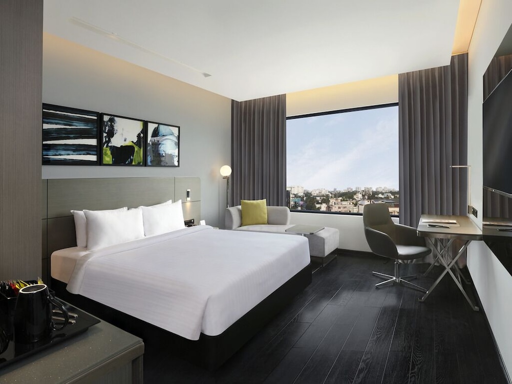 HABITACIÓN SUPERIOR con 1 cama king size del hotel Novotel Chennai Chamiers Road. Foto 3