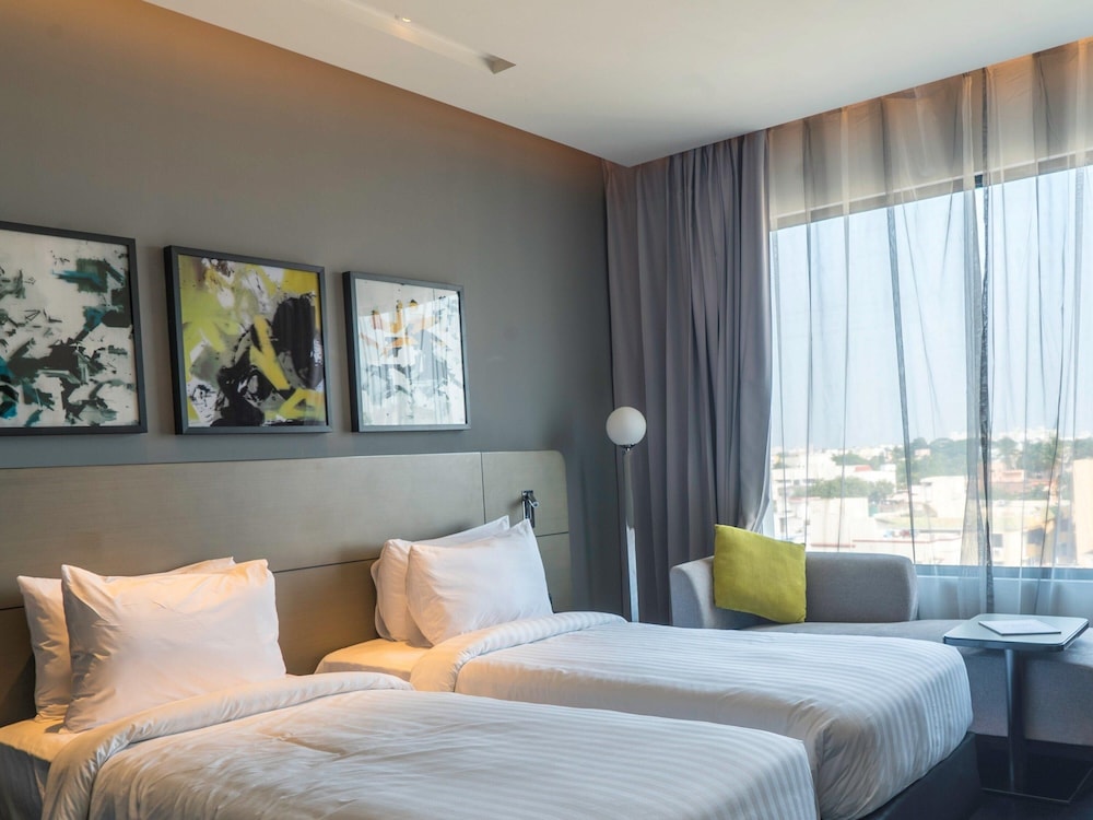 Habitación superior con 2 camas individuales del hotel Novotel Chennai Chamiers Road. Foto 1