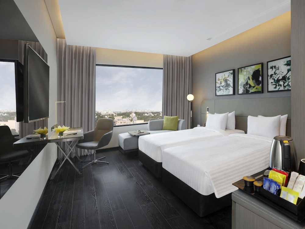 Habitación superior con 2 camas individuales del hotel Novotel Chennai Chamiers Road. Foto 4