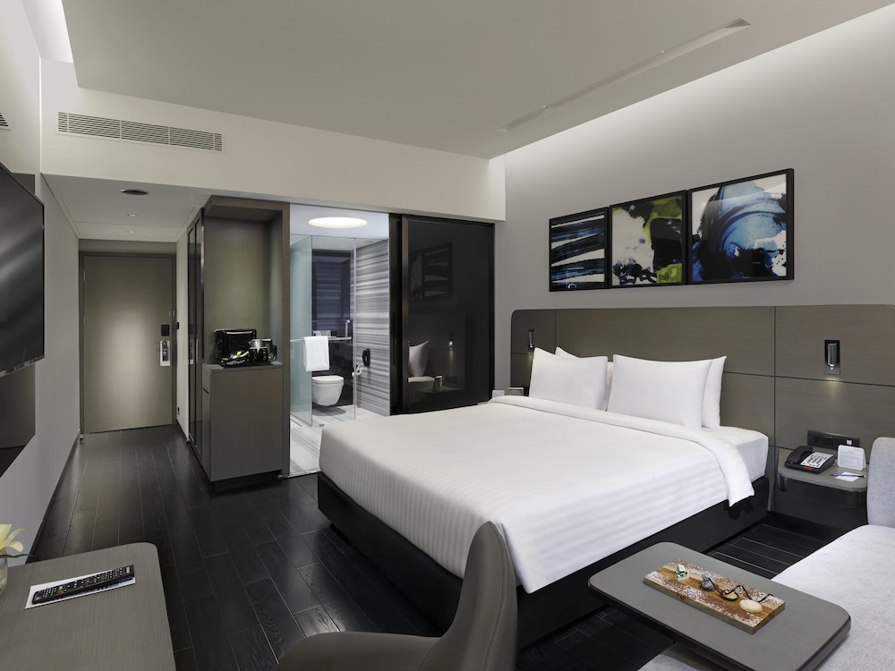 Habitación superior con 2 camas individuales del hotel Novotel Chennai Chamiers Road. Foto 5