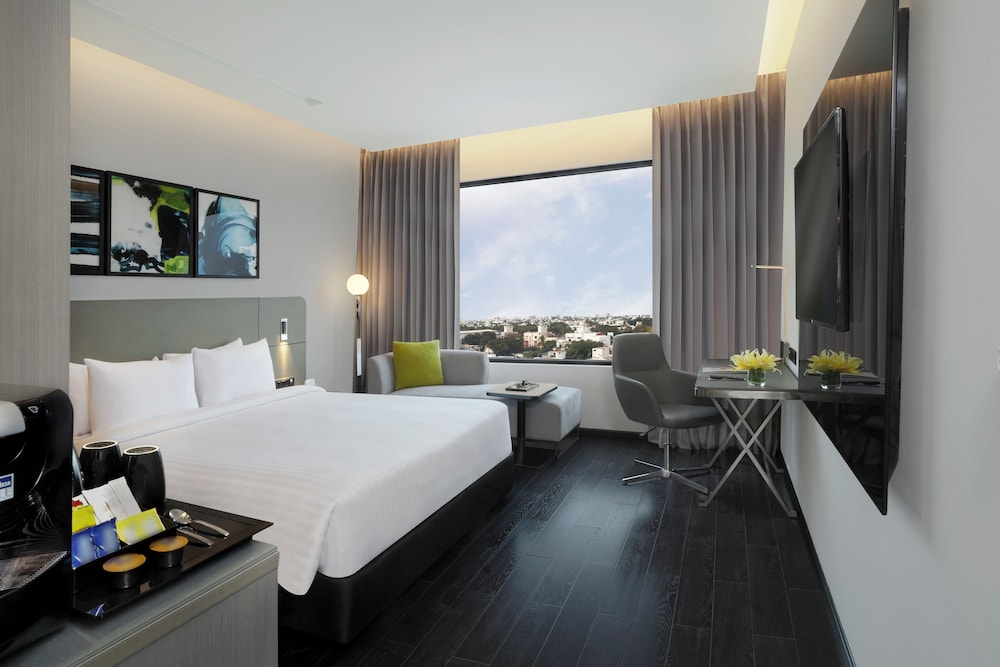 Habitación Premier en planta superior con traslado al aeropuerto de ida del hotel Novotel Chennai Chamiers Road. Foto 3