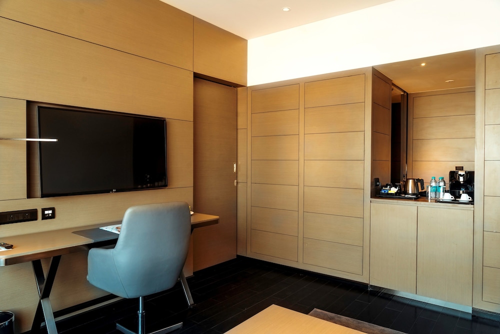 Habitación Premier en planta superior con traslado al aeropuerto de ida del hotel Novotel Chennai Chamiers Road. Foto 7