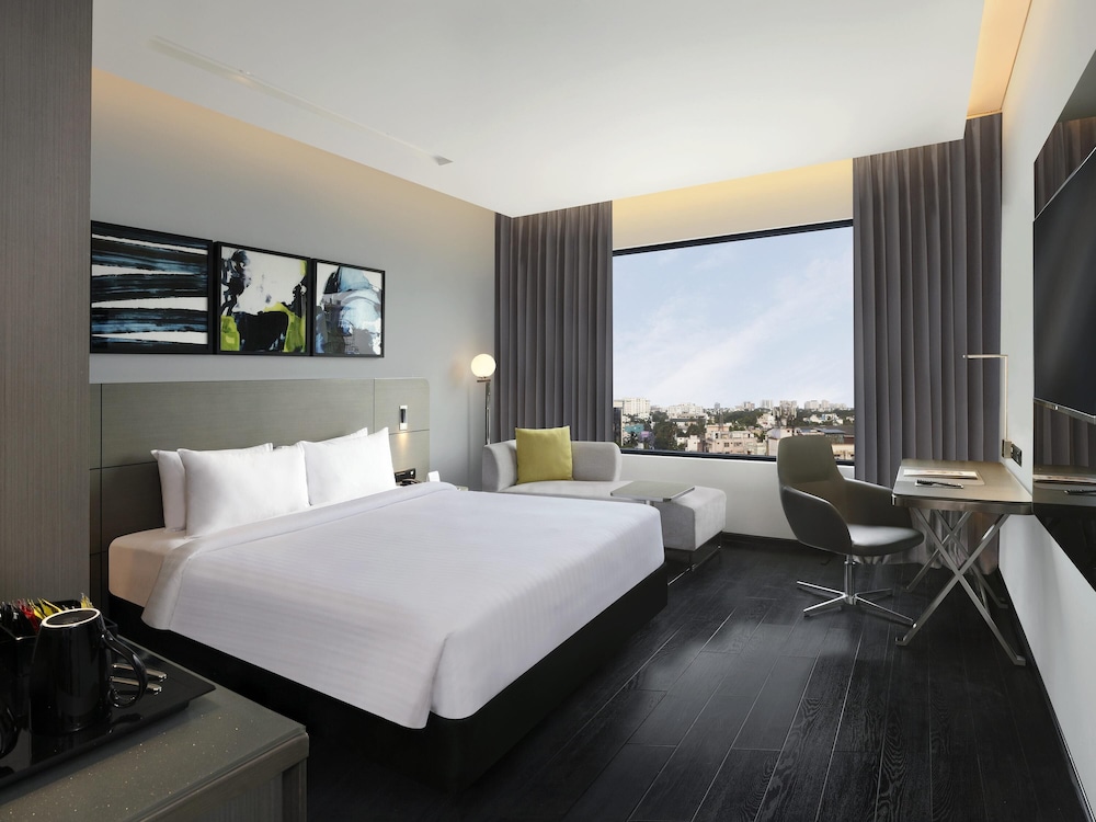 Habitación Premier - Planta superior con vistas a la ciudad del hotel Novotel Chennai Chamiers Road. Foto 3