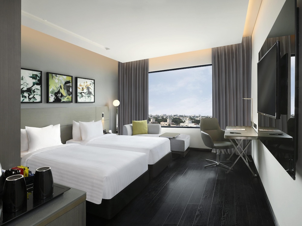 Habitación Premier - Planta superior con vistas a la ciudad del hotel Novotel Chennai Chamiers Road. Foto 5