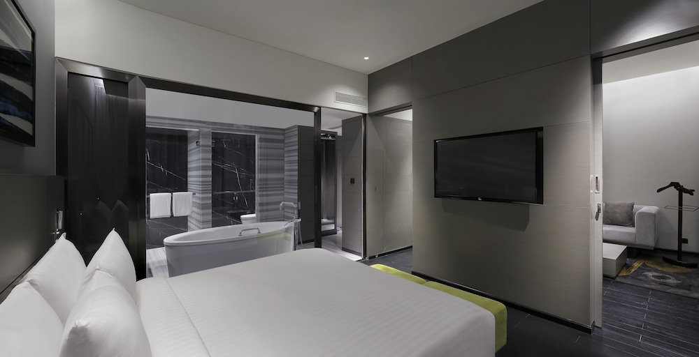 SUITE DE LUJO CON TRASLADO AL AEROPUERTO DE IDA - SALÓN DE ESTAR SEPARADO Y BAÑERA del hotel Novotel Chennai Chamiers Road. Foto 1